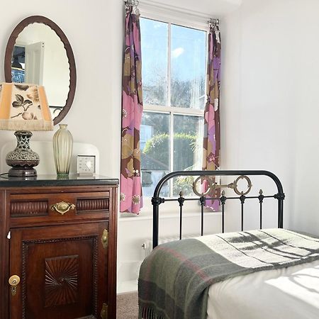 Janies Cottage~ Mousehole~Eclectic Interiors & Vintage Charm Екстер'єр фото