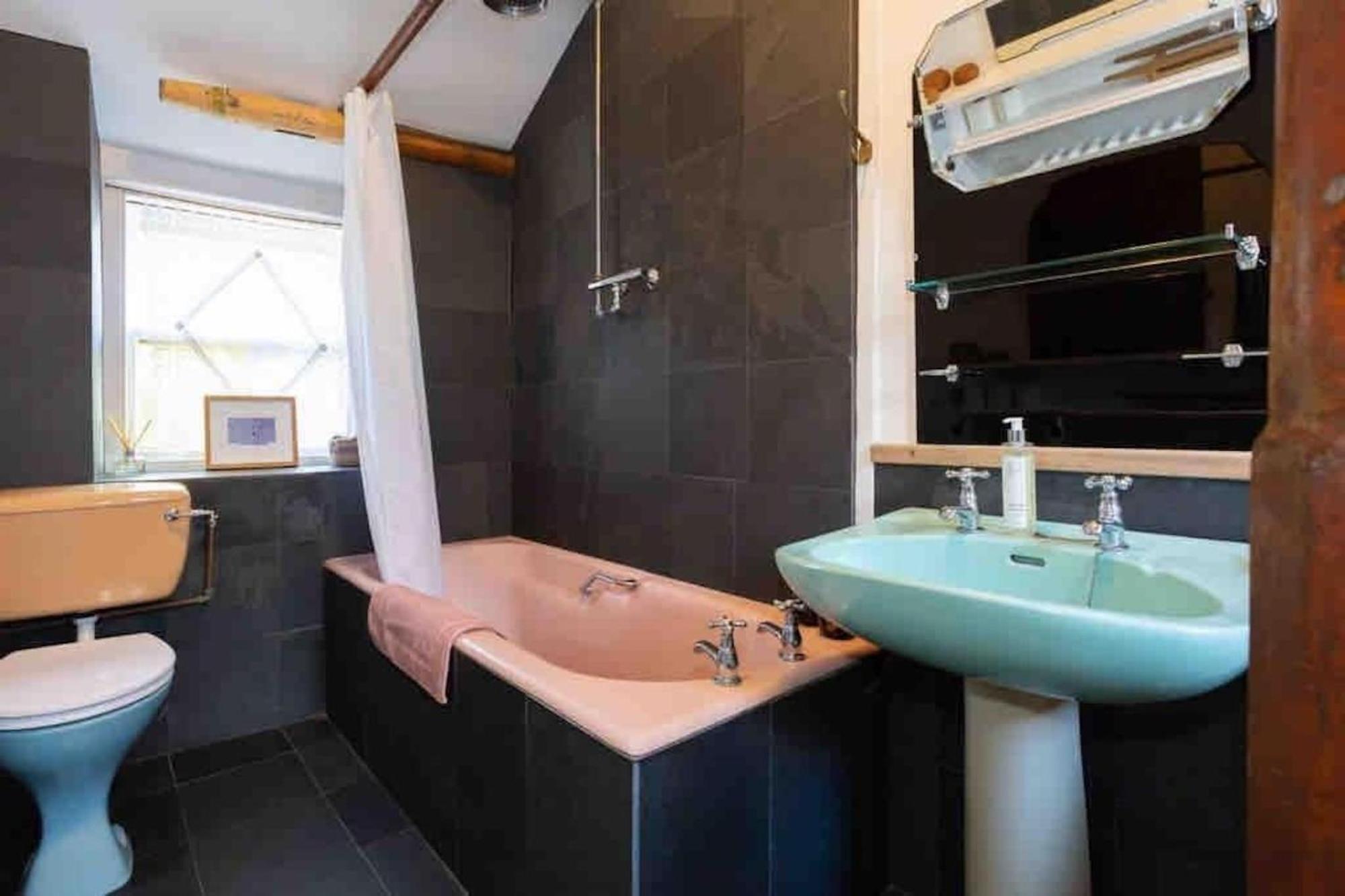 Janies Cottage~ Mousehole~Eclectic Interiors & Vintage Charm Екстер'єр фото